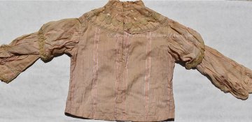 Xurşidbanu Natəvanın əl işi olan köynək bərpa edilir